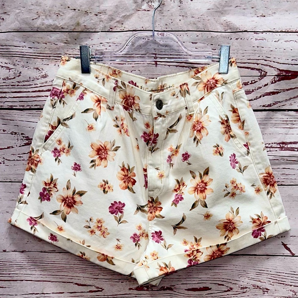 American Eagle Denim High Waisted Hi Rise White Floral Mom Shorts Size 8